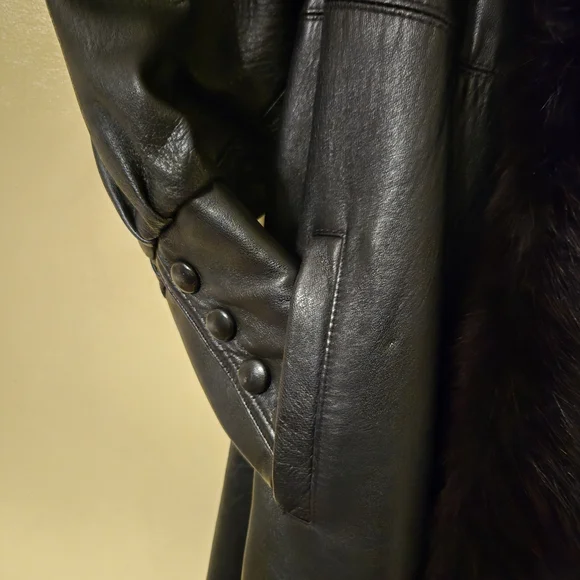 Luxurious Black Leather Trench Coat with Fur Trim - Picture 5 of 6